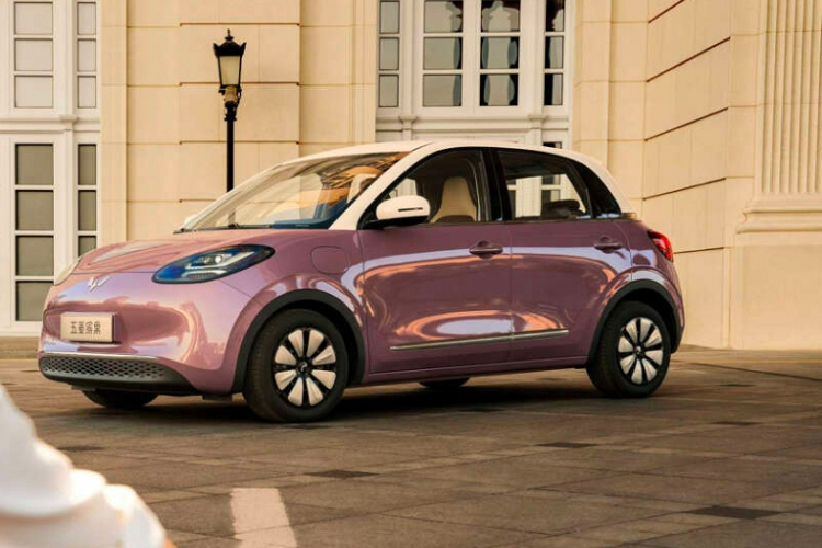 Ngoài ra, bản cao cấp còn có hệ điều hành LING OS, chìa khóa thông minh, khởi động máy từ xa, hệ thống tự động đỗ xe, kiểm soát lực kéo và hệ thống cân bằng điện tử.