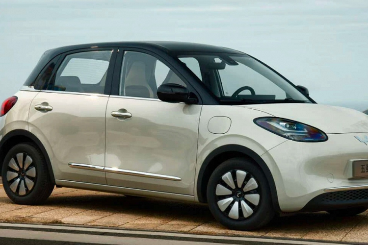 Bên trong Wuling Bingo 2023 là không gian nội thất 4 chỗ ngồi được bọc da phối 2 màu và có nhiều chi tiết mạ crôm. Khác với người anh em Wuling Hongguang Mini EV, mẫu xe điện này có cả khoang hành lý. Ở bản cao cấp, Wuling Bingo được trang bị vô lăng tích hợp một số phím chức năng, bảng đồng hồ kỹ thuật số nối liền với màn hình thông tin giải trí 10,25 inch, hộc đựng cốc giữa 2 ghế trước và phanh tay điện tử.