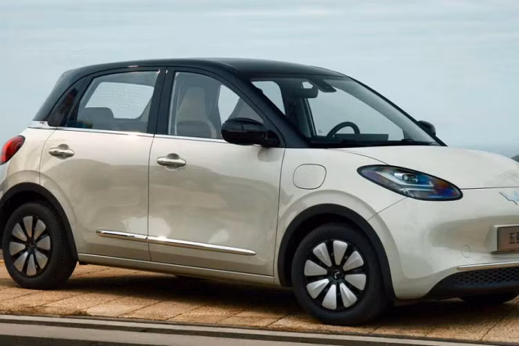 Bên trong Wuling Bingo 2023 là không gian nội thất 4 chỗ ngồi được bọc da phối 2 màu và có nhiều chi tiết mạ crôm. Khác với người anh em Wuling Hongguang Mini EV, mẫu xe điện này có cả khoang hành lý. Ở bản cao cấp, Wuling Bingo được trang bị vô lăng tích hợp một số phím chức năng, bảng đồng hồ kỹ thuật số nối liền với màn hình thông tin giải trí 10,25 inch, hộc đựng cốc giữa 2 ghế trước và phanh tay điện tử.