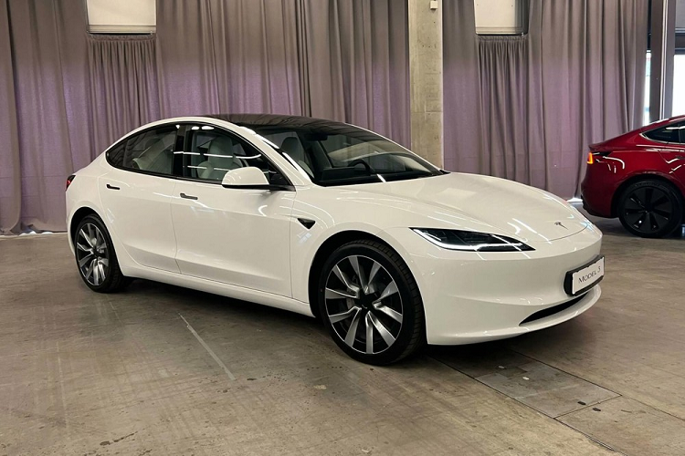 Tesla Model 3 2024 sẽ được trang bị hệ thống hỗ trợ lái bán tự động Autopilot tiêu chuẩn. Nếu nâng cấp lên hệ thống Enhanced Autopilot và Full Self-Driving, khách hàng phải bỏ thêm tiền. Tại thị trường Malaysia, giá xe Tesla Model 3 2024 dao động từ 189.000 - 218.000 RM (khoảng 980 triệu đến 1,13 tỷ đồng).