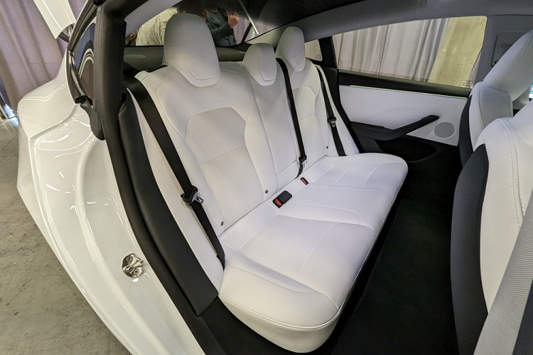 Xe vẫn có 2 phiên bản là dẫn động cầu sau RWD và Long Range dẫn động 4 bánh toàn thời gian AWD. Trong đó, bản RWD dùng 1 mô-tơ điện, có thể tăng tốc từ 0-100 km/h trong 6,1 giây và đạt vận tốc tối đa 201 km/h. Hai con số tương ứng của bản Long Range AWD với 2 mô-tơ điện là 4,4 giây và 201 km/h.