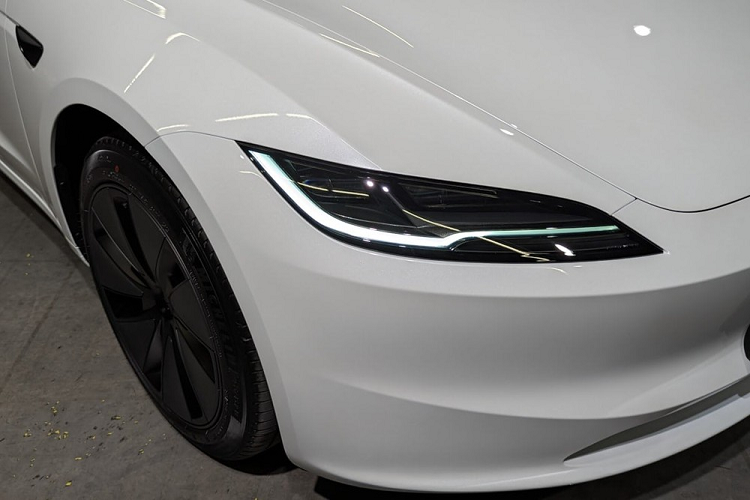 Theo hãng Tesla, chất liệu nội thất cũng đã được cải thiện nhằm mang đến cảm giác sang trọng hơn. Bên cạnh đó là những chi tiết ốp nhôm dùng làm điểm nhấn để khu vực nội thất bớt nhàm chán và đơn điệu.
