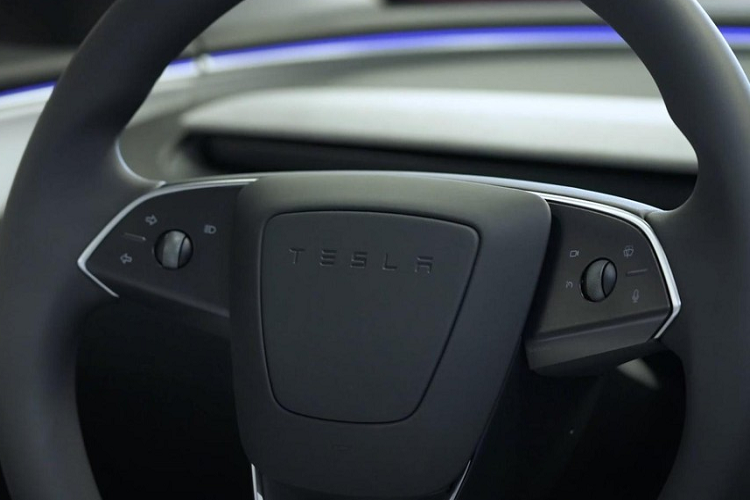 Với hệ thống âm thanh, Tesla Model 3 2024 được nâng cấp lên 17 loa với 2 âm ly và 2 loa trầm ở bản cao cấp. Bản thấp sẽ dùng hệ thống âm thanh 9 loa với 1 âm ly. Thêm vào đó là cổng USB Type C có công suất sạc 65W, đủ để sạc những chiếc máy tính xách tay như Macbook Air. Hàng ghế sau có 2 cổng USB Type C để hành khách sạc các thiết bị điện tử. Phía sau hàng ghế thứ hai là khoang hành lý có dung tích tăng từ 561 lít lên 594 lít.