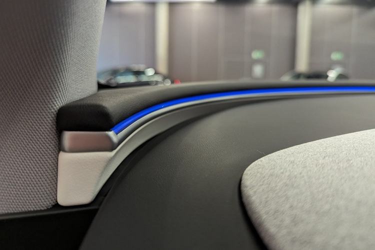 Một điểm mới nổi bật khác của Tesla Model 3 2024 chính là khả năng cách âm của nội thất. Hãng Tesla đã kéo dài kính cách âm tới cửa sổ sau và bổ sung vật liệu chống ồn cho xe. Hãng xe Mỹ khẳng định độ ồn của xe đã giảm từ 20 - 30% so với phiên bản cũ.