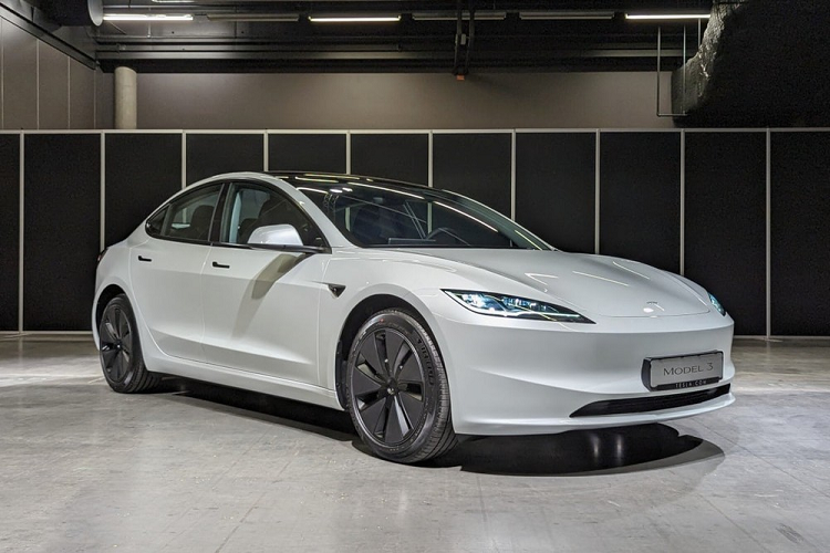 Model 3 hiện là một trong những mẫu ô tô điện bán chạy nhất của thương hiệu Tesla nói riêng và toàn ngành công nghiệp nói chung. Để duy trì sức hút của "gà đẻ trứng vàng", hãng Tesla cuối cùng đã tung ra Model 3 phiên bản nâng cấp giữa vòng đời. Được phát triển dưới dự án có tên Project Highland, Tesla Model 3 2024 mới sở hữu thiết kế ấn tượng hơn, quãng đường di chuyển dài hơn và nội thất đẹp mắt hơn. 