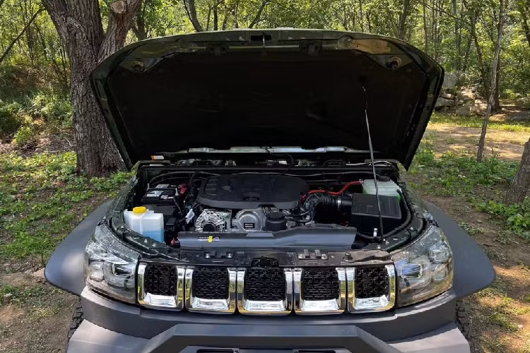 Về sức mạnh, mẫu SUV địa hình Beijing BJ40 phiên bản Rainforest Crossing Edition 2023 vẫn được trang bị động cơ xăng 4 xi-lanh 2.3T với công suất tối đa 231 mã lực và mô-men xoắn cực đại 345 Nm, kết hợp với hệ truyền động là hộp số tự động 6 cấp.