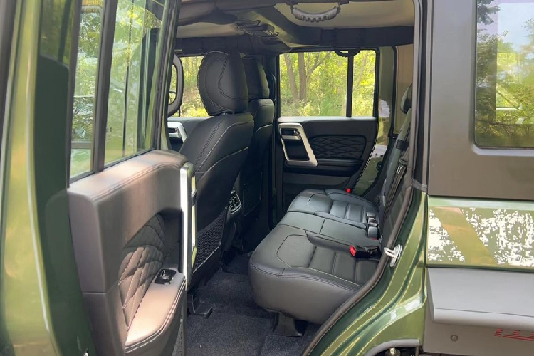 Xe cũng có hệ thống lọc không khí CN95, ổ cắm điện 220 volt trong cốp và logo thám hiểm mặt trăng. Các trang bị này giúp người dùng có thể ở trong trừng vài ngày mà không lo thiếu thốn bất kỳ đồ chơi gì.