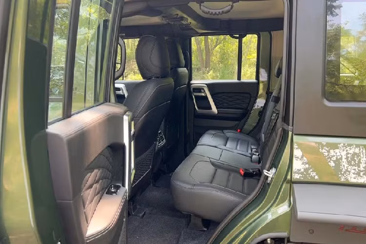 Xe cũng có hệ thống lọc không khí CN95, ổ cắm điện 220 volt trong cốp và logo thám hiểm mặt trăng. Các trang bị này giúp người dùng có thể ở trong trừng vài ngày mà không lo thiếu thốn bất kỳ đồ chơi gì.