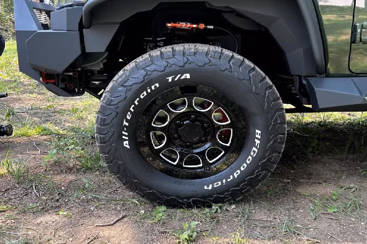 Sau cùng vẫn là bộ mâm thiết kế xe địa hình, trong đó, bao bọc la-zăng của Beijing BJ40 Rainforest Crossing Edition sẽ là bộ lốp BFGoodrich All-terrain T/A không thể thiếu cho các mẫu xe SUV địa hình chuyên off-road hoặc chỉ đơn giản là vào sâu bên trong rừng để khám phá.