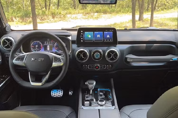 Nội thất của chiếc xe Beijing BJ40 Rainforest Crossing Edition 2023 mới sẽ được trang bị tính năng Yueye Auto Link, Yueye Circle, hệ thống âm thanh vòm stereo, đèn xung quanh 256 màu, đèn sàn...