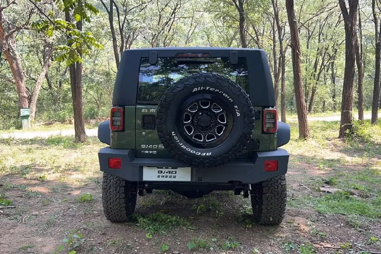 Nhìn vào chiếc xe SUV Beijing BJ40 Rainforest Crossing Edition mới, ngoại hình của nó về cơ bản giống với mẫu hiện tại, màu sơn xanh rừng rậm kết hợp cùng vòng hoa trắng, giúp tăng cường bầu không khí địa hình, hoang vu vốn có của núi rừng.