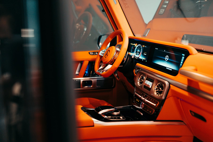 Bước vào bên trong nội thất, mẫu xe được trang bị khoang nội thất vốn đã sang trọng nay còn được nâng cấp thêm với da màu Arancia Mira Mandarin và Alcantara. Vị chủ sở hữu may mắn cũng đã chọn trang bị cho chiếc Ultimate HG đặc biệt này nội thất trần ánh sao, thảm lông cừu và khoang hành lý trang trí sang trọng.