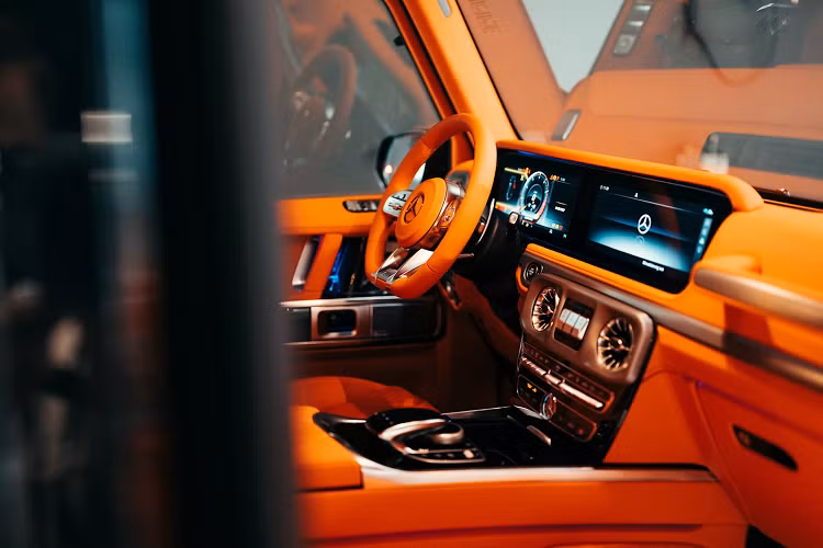 Bước vào bên trong nội thất, mẫu xe được trang bị khoang nội thất vốn đã sang trọng nay còn được nâng cấp thêm với da màu Arancia Mira Mandarin và Alcantara. Vị chủ sở hữu may mắn cũng đã chọn trang bị cho chiếc Ultimate HG đặc biệt này nội thất trần ánh sao, thảm lông cừu và khoang hành lý trang trí sang trọng.