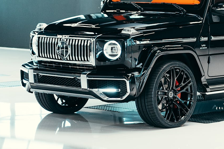 Theo tiêu chuẩn, HG Ultimate được trang bị các phần bệ bước chỉnh điện, bộ mâm xe Hofele có kích thước 24 inch và cấu hình ghế VIP phía sau với bảng điều khiển trung tâm. Giám đốc điều hành Stuart Whitmore giải thích: "HG Ultimate thực sự đúng với tên gọi đó là biểu hiện cuối cùng của Hofele.