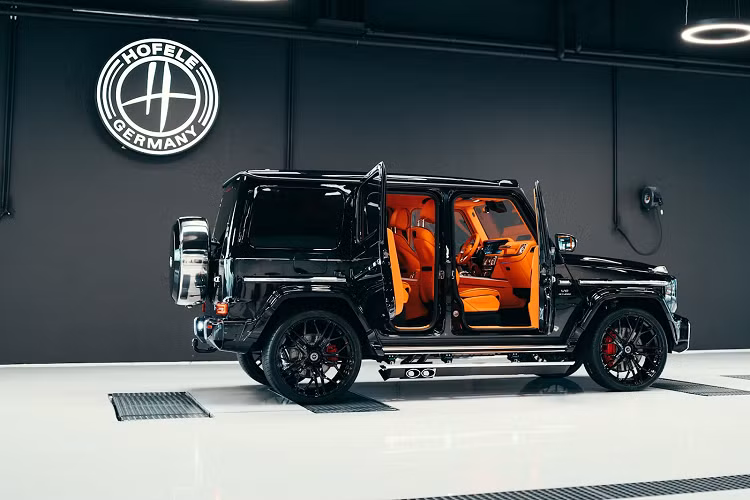 Khách hàng VIP đã chọn cho Ultimate HG 2023 của Hofele lớp sơn ngoại thất màu đen bóng được làm nổi bật bởi đường viền mạ Chrome tương phản và cản va Hofele, vòm bánh xe, lưới tản nhiệt tùy chỉnh phía trước và thanh đèn gắn trên nóc xe.