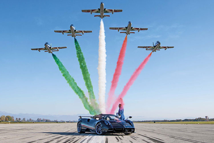 Pagani Huayra vẫn luôn là một trong những mẫu xe sở hữu thiết kế khoang nội thất đẹp nhất thế giới và trên phiên bản Tricolore, chiếc xe lại được sở hữu một số chi tiết mới khiến nó trở nên đặc biệt hơn. Tất cả các bộ phận nhôm được làm từ hợp kim, sử dụng trong ngành hàng không vũ trụ và được gia công từ phôi thép trước khi được anod hóa trong màu xanh lam đặc biệt.