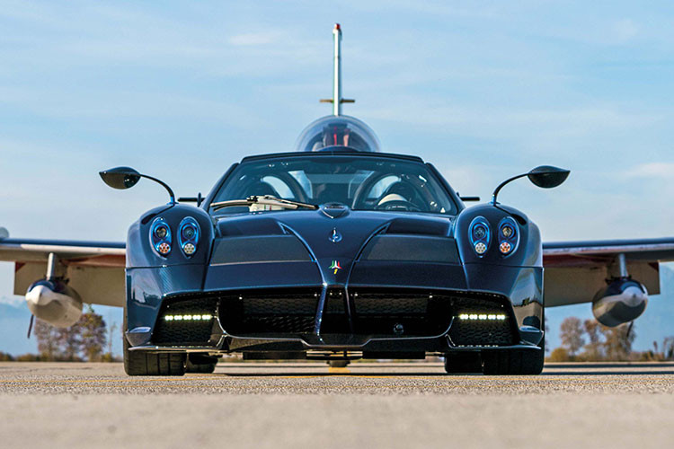 Hệ thống ghế ngồi của Pagani Huayra Tricolore được trang bị hai tông màu trắng và xanh dương độc đáo với các miếng lót bằng da màu trắng, đỏ và xanh lục giống với các chi tiết trên máy bay phản lực của đội bay Frecce Tricolori.