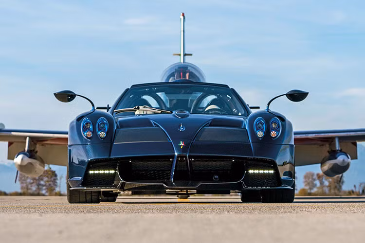 Hệ thống ghế ngồi của Pagani Huayra Tricolore được trang bị hai tông màu trắng và xanh dương độc đáo với các miếng lót bằng da màu trắng, đỏ và xanh lục giống với các chi tiết trên máy bay phản lực của đội bay Frecce Tricolori.