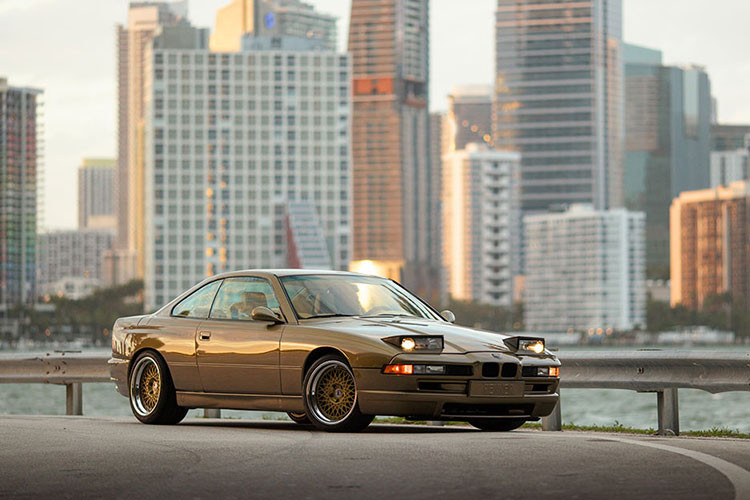 BMW 850i E31 được sản xuất từ 1990-1999 với doanh số đạt 30.609 chiếc trên toàn cầu. BMW 850i có cơ cấu 2+2 chỗ ngồi, nhưng hàng ghế sau chỉ phù hợp cho trẻ em.