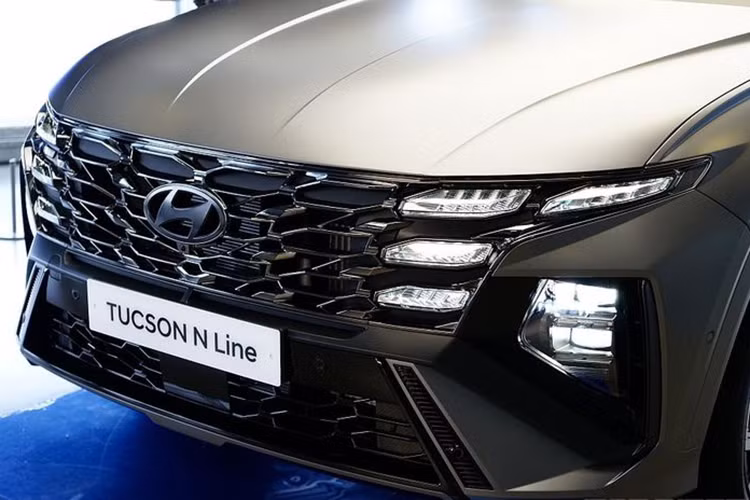 Bên cạnh đó, cụm đèn xi-nhan phía sau của xe cũng có kích thước lớn hơn so với với bản cũ. Nẹp hốc bánh và nẹp sườn Hyundai Tucson N Line 2024 mới cũng được sơn cùng màu thân xe thay vì màu đen.