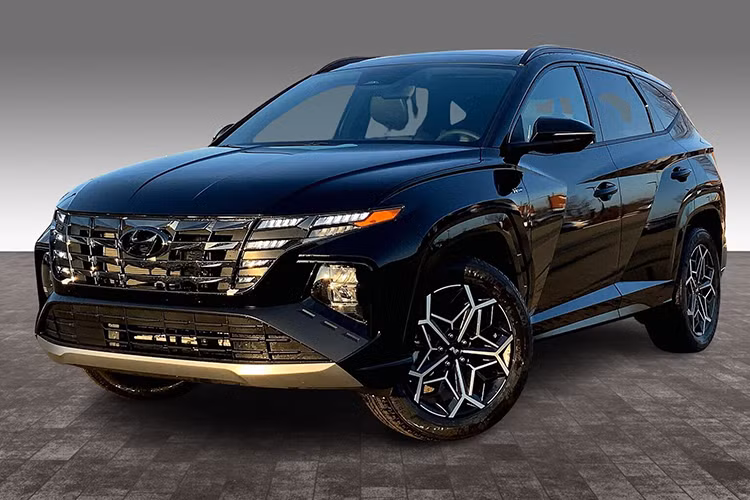 Hyundai Tucson 2024 ở thị trường Hàn Quốc có tổng cộng 12 phiên bản với giá bán dao động từ 27,71 - 39,38 triệu Won (khoảng 510 - 724 triệu đồng). Mức giá xe Hyundai Tucson N Line 2024 từ khoảng 575 - 690 triệu đồng).