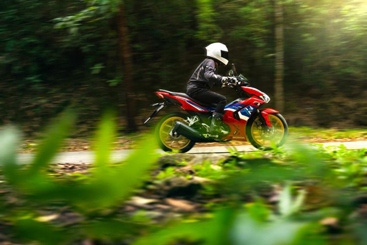 Chìa khoá Smartkey trở thành trang bị tiêu chuẩn trên Honda Winner X 2024. Cổng sạc USB loại A hiện đại và có nắp chống nước ở phía trước Honda Winner X 2024 vẫn được duy trì trên phiên bản Đặc biệt và Thể thao. 