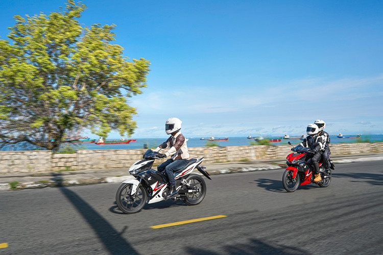 Hệ thống chống bó cứng phanh ABS xuất hiện trên bản Đặc biệt và phiên bản Thể thao. Xích có vòng phớt O cũng được duy trì trên phiên bản Đặc biệt và phiên bản Thể thao, góp phần kéo dài tuổi thọ đời xe, tiết kiệm thời gian bảo dưỡng và giúp xe vận hành êm ái hơn. 