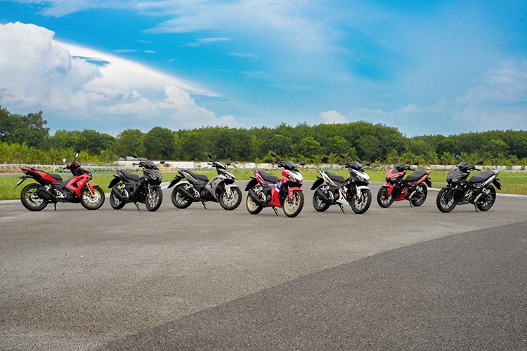 Giá xe Honda Winner X 2024 cho 3 phiên bản là Tiêu chuẩn, Đặc biệt và Thể thao với giá bán dao động từ 46,16 - 50,56 triệu đồng. Xe sẽ chính thức được bán ra thị trường từ ngày 24/12/2023 tới đây tại hệ thống đại lý chính hãng trên toàn quốc. Xe được bảo hành 3 năm hoặc 30.000 km, tùy điều kiện nào đến trước.