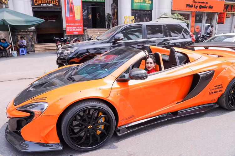 Trong lễ ăn hỏi vào tuần trước,nữ đại gia bán siêu xe ở Hà Nội đã cầm lái 1 chiếc siêu xe mui trần McLaren 650S Spider độ Liberty Walk có giá gần 11 tỷ đồng để tham dự.