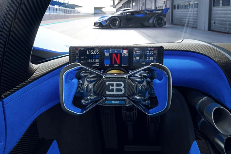 Cửa gió điều hòa được thiết kế dạng tròn, lấy cảm hứng từ chính hệ thống 4 ống xả của chiếc xe này. Bên phía tay phải của người lái là một loạt các nút dành cho các chức năng cơ bản trong bảng điều khiển trung tâm, bao gồm hai nút lớn màu đỏ dùng trong trường hợp khẩn cấp là "Stop" và "Fire".