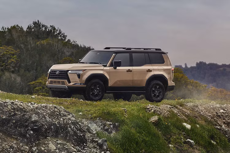 Đây là thế hệ thứ 3 của mẫu xe này, cụ thể Lexus GX 2024 mới sẽ thay thế cho đời cũ đã ra mắt từ năm 2010. Khi được bán tại Việt Nam, Lexus GX 2024 sẽ cạnh tranh với các đối thủ như Mercedes-Benz GLE 450, BMW X5, Audi Q7.