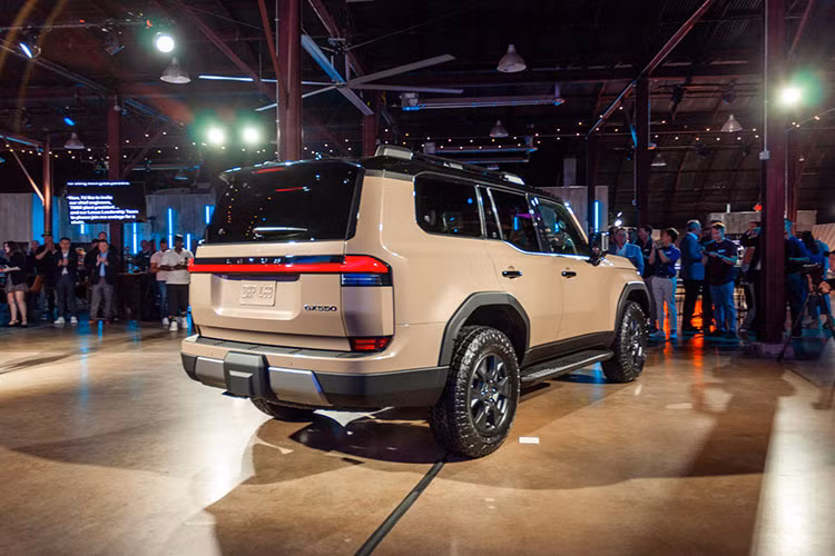 Xe được các đại lý tư nhân nhập khẩu nguyên chiếc từ Mỹ về Việt Nam. Trong khi đó, hiện Lexus Việt Nam vẫn chưa có thông tin gì về việc có đưa GX 2024 về nước hay không. Lexus GX 2024 được phát triển dựa trên nền tảng khung gầm rời (body-on-frame) TNGA-F tương tự Land Cruiser 300 và Lexus LX600.