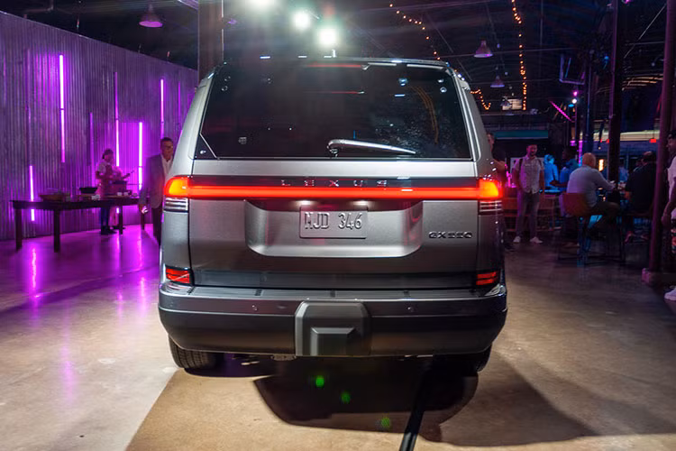 Nhìn ngang hông xe phong cách mạnh mẽ, nam tính được thể hiện rất rõ ràng với những mảng khối vuông vức ở vòm bánh. Đường chân kính của xe được chia thành hai tầng rõ rệt. Xe được trang bị bộ mâm có 3 loại kích thước 18, 20 hoặc 22inch... Riêng hai bản Overtrail sẽ được trang bị vành hợp kim 18 inch, đi kèm với lốp chạy địa hình 33 inch, đèn sương mù ở hai góc đầu xe và tấm ốp gầm màu xám bên dưới cản trước/sau.