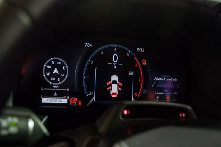 Các trang bị tiêu chuẩn trên mẫu SUV hạng sang này gồm: bảng đồng hồ kỹ thuật số 12,3 inch, màn hình cảm ứng trung tâm 14 inch, hỗ trợ Apple CarPlay/Android Auto không dây và màn hình HUD. Tuy có màn hình lớn hơn thế hệ cũ nhưng hãng vẫn để hai núm xoay để chỉnh nhiệt độ và âm lượng tiện dụng.