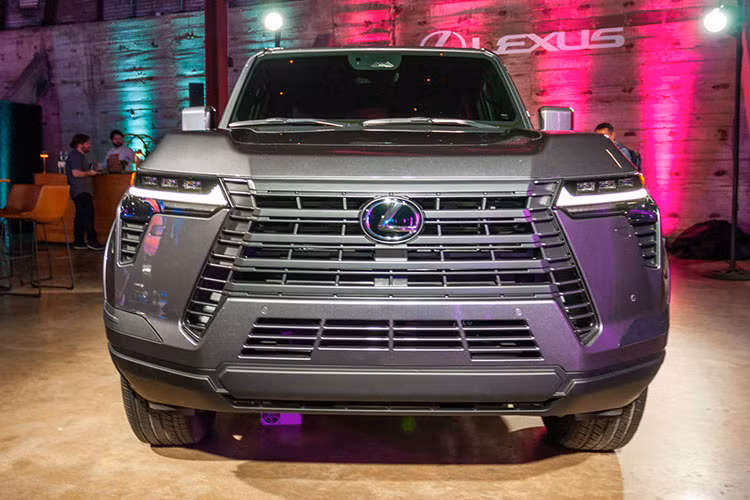 Ở phía sau, Lexus GX 2024 có thiết kế tối giản với điểm nhấn là dải đèn chạy ngang đuôi xe, theo phong cách chung của các mẫu xe Lexus đời mới. Cửa kính sau có thể mở độc lập trong khi cửa cốp đã chuyển sang kết cấu nâng hạ bằng điện thay vì mở sang hai bên như thế hệ cũ.