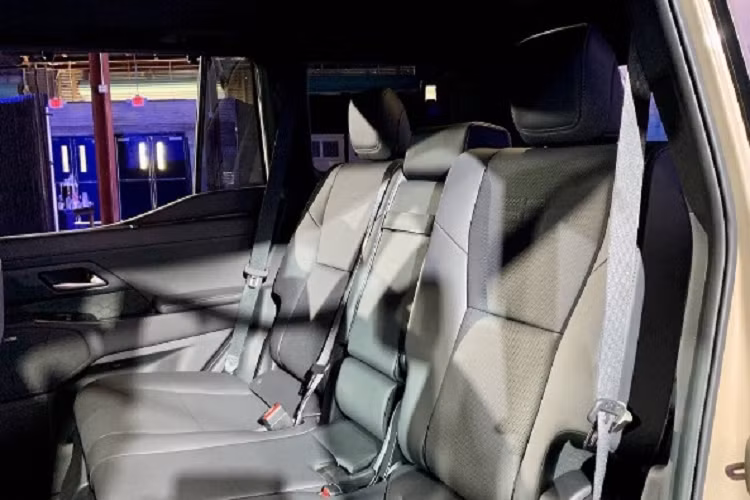 Ở phía sau cần số còn có các nút bấm điều khiển hộp số phụ và khóa vi sai. Về truyền động, GX thế hệ mới sử dụng máy xăng V6 3.4L tăng áp kép cho công suất 349 mã lực, mô-men xoắn 650 Nm. Lượng xăng tiêu thụ trung bình của xe là 23,52 lít/100 km.