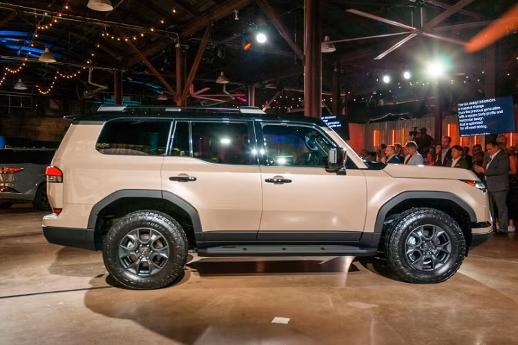 Mức giá xe Lexus GX 2024 dự kiến được đại lý đưa ra là từ 6,95 tỷ đồng cho bản tiêu chuẩn và 7,4 tỷ cho bản cao cấp nhất, kèm theo đó là lời hẹn giao xe sau 4-6 tháng kể từ thời điểm đặt cọc. Với những khách hàng muốn tuỳ biến xe theo sở thích thì thời gian giao nhận xe sẽ lâu hơn.