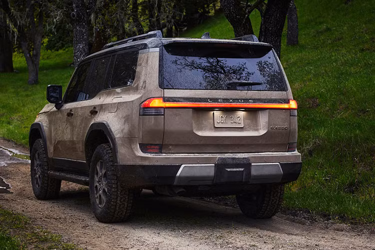 Tại thời điểm ra mắt, mẫu xe SUV hạng sang Lexus GX 2024 hiện mới chỉ được cung cấp một động cơ nhưng Lexus hứa hẹn sẽ có một hệ thống truyền động hybrid sẽ được giới thiệu trong tương lai gần. 