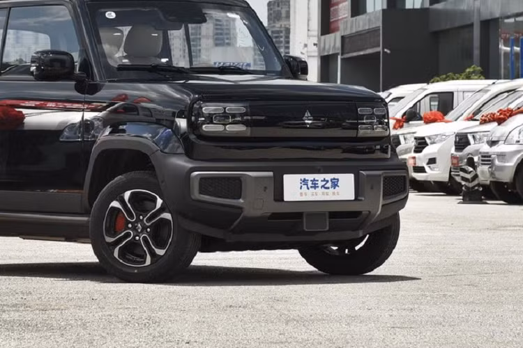 Baojun Yep sử dụng hệ dẫn động cầu sau và được trang bị mô-tơ điện đồng bộ nam châm vĩnh cửu với công suất tối đa 68 mã lực cùng mô-men xoắn cực đại 140 Nm.