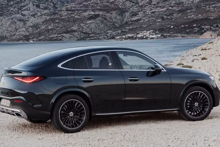 GLC 300e có công suất kết hợp là 308 mã lực, GLC 400e cao hơn với 375 mã lực và GLC 300de kết hợp động cơ diesel với điện cho công suất 328 mã lực.