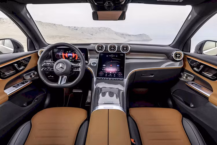 Điều này phần lớn là nhờ thiết kế đèn hậu LED mỏng được liên kết với nhau bằng viền đen tương tự GLC và các mẫu EQ. Trên thực tế, GLC Coupe bây giờ nhìn giống như một chiếc CLA được nâng gầm và phóng lớn thêm chút. Sau xe cũng có cánh lướt gió tích hợp, bộ cản hầm hố với viền mạ chrome quanh ống xả kép.