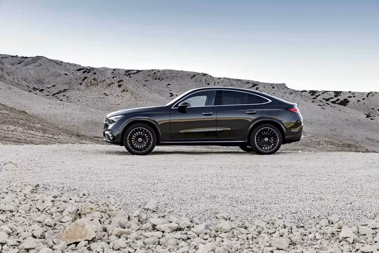 Thiết kế Mercedes-Benz GLC Coupe thế hệ mới nâng cao hiệu quả khí động học với hệ số cản gió Cd giảm từ 0,30 xuống còn 0,27 trong khi chiều dài được tăng lên 4.763mm, thêm 31mm so với GLC Coupe thế hệ đầu tiên từng được giới thiệu vào năm 2016. Tổng thể xe gọn gàng và tinh tế hơn so với mẫu xe tiền nhiệm.