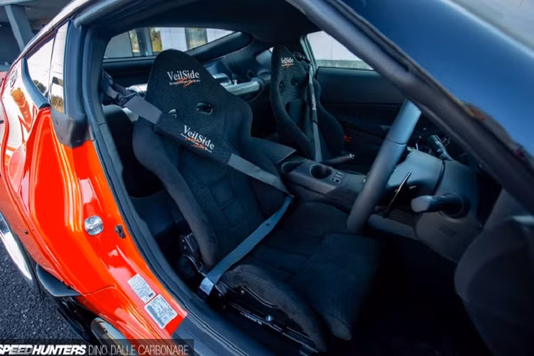 Nắp capo của chiếc xe cũng được lấy từ mẫu Nissan Fairlady Z nguyên bản. Logo VeilSide được lồng ghép tinh tế tại vị trí này. Phía đuôi xe Nissan Z không được hãng độ Nhật Bản can thiệp nhiều, xe vẫn giữ nguyên cụm đèn hậu nằm ngang với kiểu dáng góc cạnh được thiết kế đa tầng ấn tượng. 