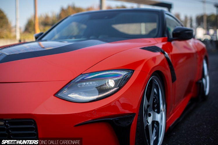 Để giúp xe thêm thể thao, hầm hố, VeilSide đã bổ sung những chi tiết mạnh mẽ xung quanh như ốp hốc bánh trước, mang cá cản trước… Nhìn ngang thân xe, logo với ký hiệu “Z” vẫn được hãng độ giữ nguyên tại cột C. 