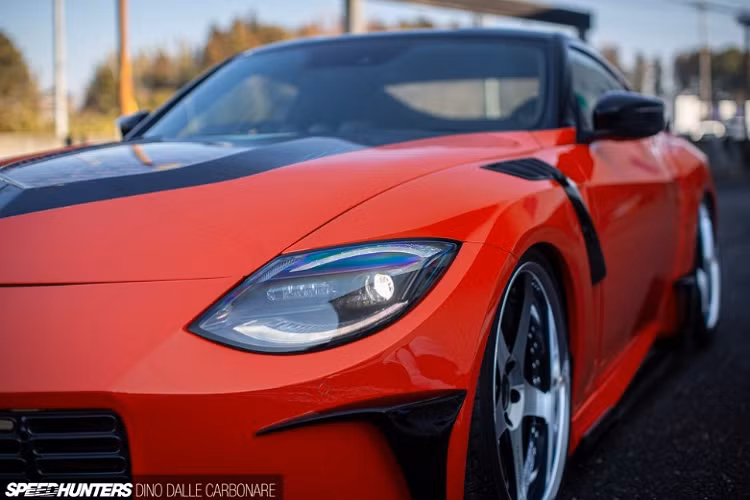 Để giúp xe thêm thể thao, hầm hố, VeilSide đã bổ sung những chi tiết mạnh mẽ xung quanh như ốp hốc bánh trước, mang cá cản trước… Nhìn ngang thân xe, logo với ký hiệu “Z” vẫn được hãng độ giữ nguyên tại cột C. 