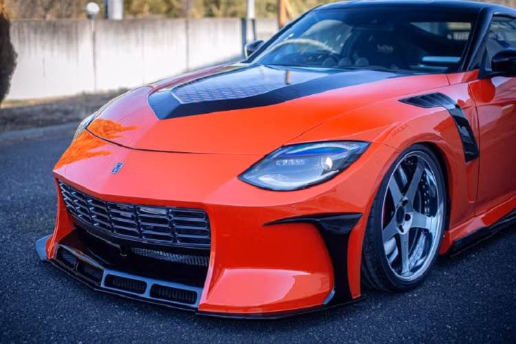 Phần đầu xe nổi bật với mũi xe nhọn, lưới tản nhiệt hình chữ nhật, vuông vức được mở rộng xuống phần cản trước, kết hợp với đèn pha góc cạnh cùng đèn LED định vị ban ngày thiết kế cong, khiến người nhìn hồi tưởng lại hình ảnh của chiếc Fairlady 240ZG những năm 1970.