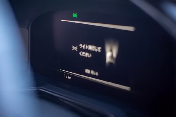 Phía dưới là bộ khuếch tán màu đen bóng bao quanh các đầu ống xả kép. Hệ thống ống xả được tinh chỉnh, mang đến âm thanh phấn khích hơn cho người lái so với cặp ống xả nguyên bản từ Nissan