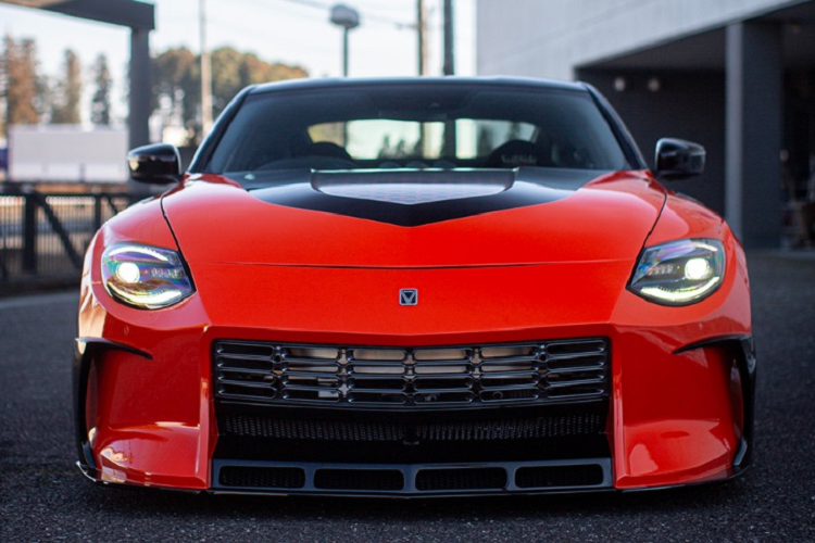Được biết, hãng độ Nhật Bản đã mất khoảng 2 tháng để cho ra chiếc Nissan Z VeilSide FFZ400 độ chất lừ từ ngoại thất đến nội thất bên trong. Xe gây ấn tượng với 2 màu đỏ đen bắt mắt.