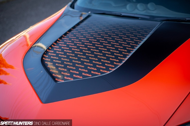 Ngoài ra, các tiện ích bên trong xe vẫn được giữ nguyên như ban đầu. Phía sau vô lăng là cụm đồng hồ kỹ thuật số 12,3 inch cho phép thay đổi 3 giao diện theo ý muốn của người lái. Xe được trang bị màn hình thông tin giải trí cảm ứng 8,0 inch tiêu chuẩn trên bản Sport và 9,0 inch lớn hơn có điều hướng và Wi-Fi..., 3 đồng hồ analog thể hiện các thông số về lực tăng áp, tốc độ turbo và hiệu điện thế, cần số được cải tiến dễ cầm nắm hơn và phanh tay dạng cơ khí.