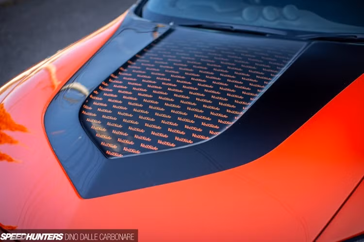 Ngoài ra, các tiện ích bên trong xe vẫn được giữ nguyên như ban đầu. Phía sau vô lăng là cụm đồng hồ kỹ thuật số 12,3 inch cho phép thay đổi 3 giao diện theo ý muốn của người lái. Xe được trang bị màn hình thông tin giải trí cảm ứng 8,0 inch tiêu chuẩn trên bản Sport và 9,0 inch lớn hơn có điều hướng và Wi-Fi..., 3 đồng hồ analog thể hiện các thông số về lực tăng áp, tốc độ turbo và hiệu điện thế, cần số được cải tiến dễ cầm nắm hơn và phanh tay dạng cơ khí.